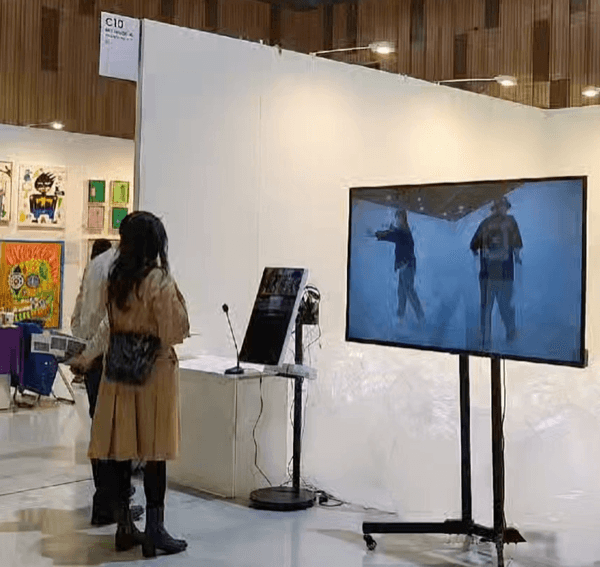 전시장에서 AI 키오스크를 체험하는 모습